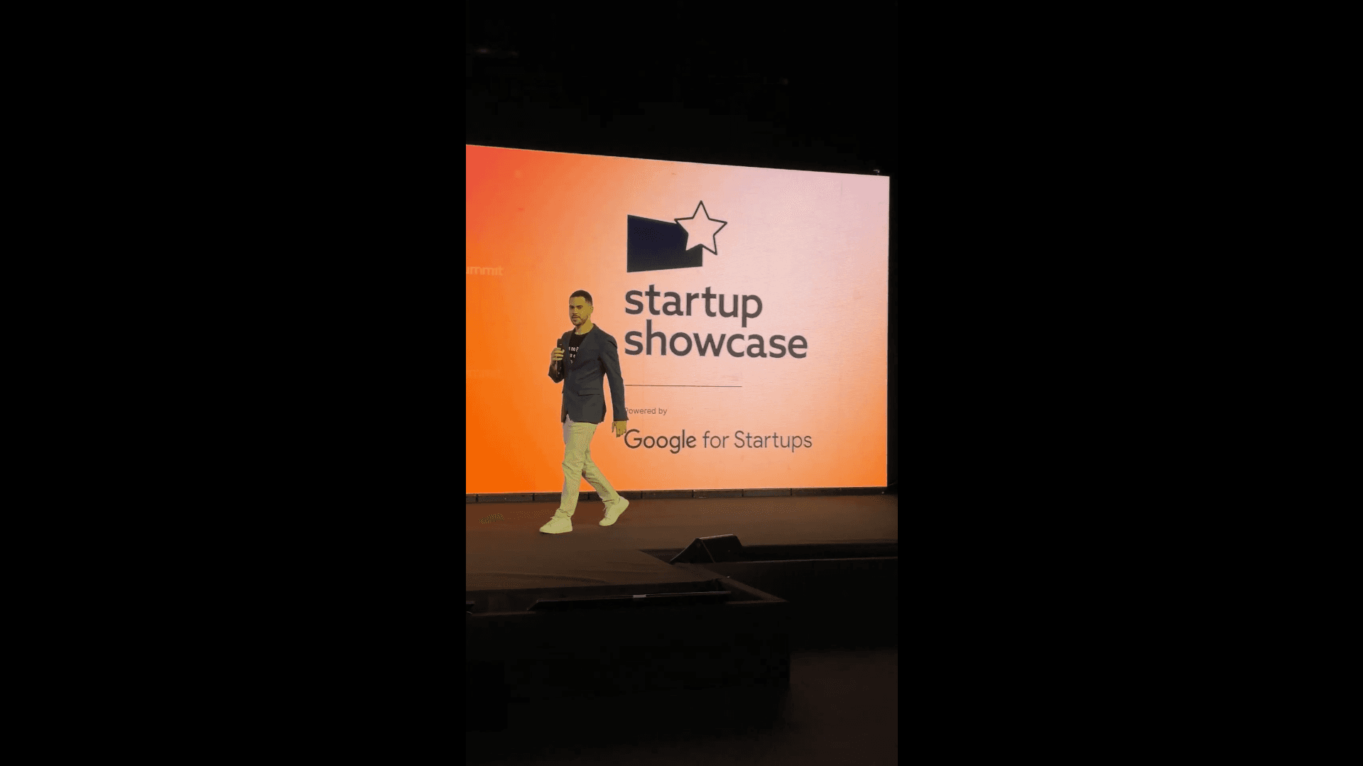 Vitor Pio apresenta a TroqPay no Startup Showcase apoiado pelo Google for Startups durante o Web Summit Rio 2026.